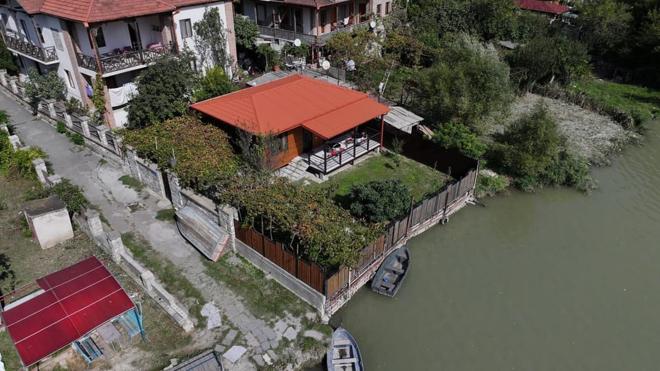 Property building, Day, Neighbourhood, Natural landscape, River view, Street view