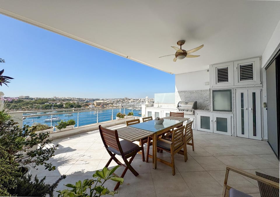 Seafront Terrace With A Breathtaking Valletta View Apartment in Sliema