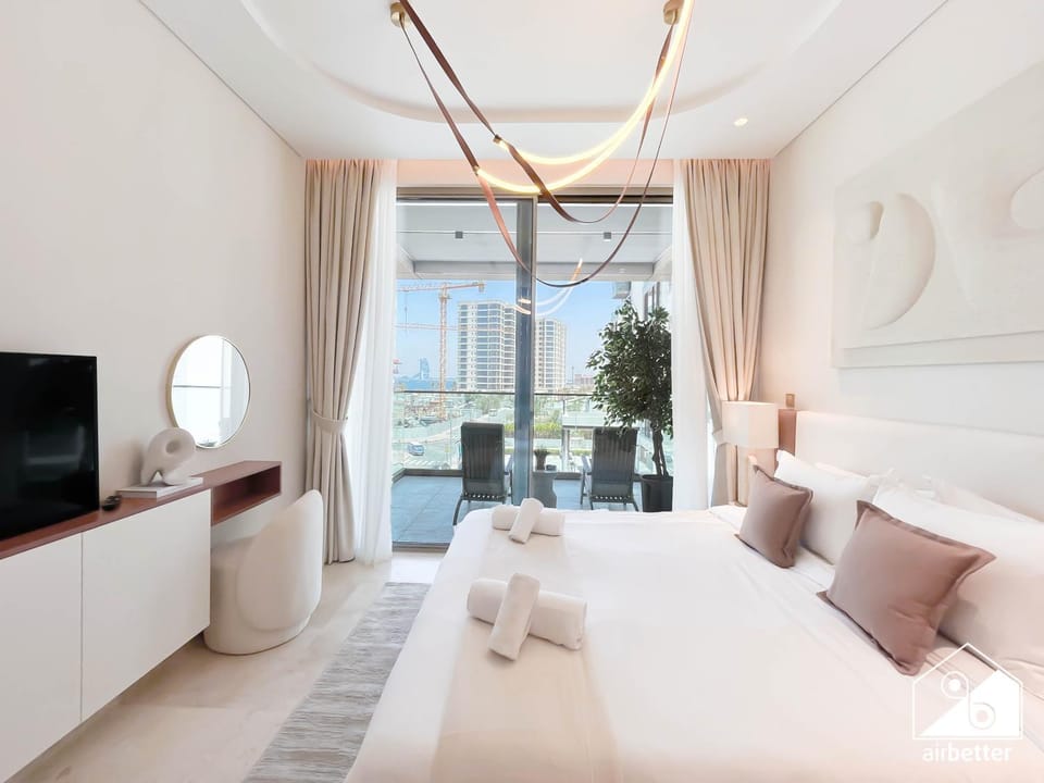 Luxury Beachfront 1BR on Palm Jumeirah & Balcony Apartment in Dubai