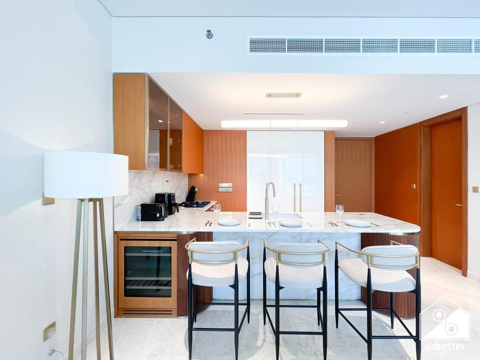 Luxury Beachfront 1BR on Palm Jumeirah & Balcony Apartment in Dubai