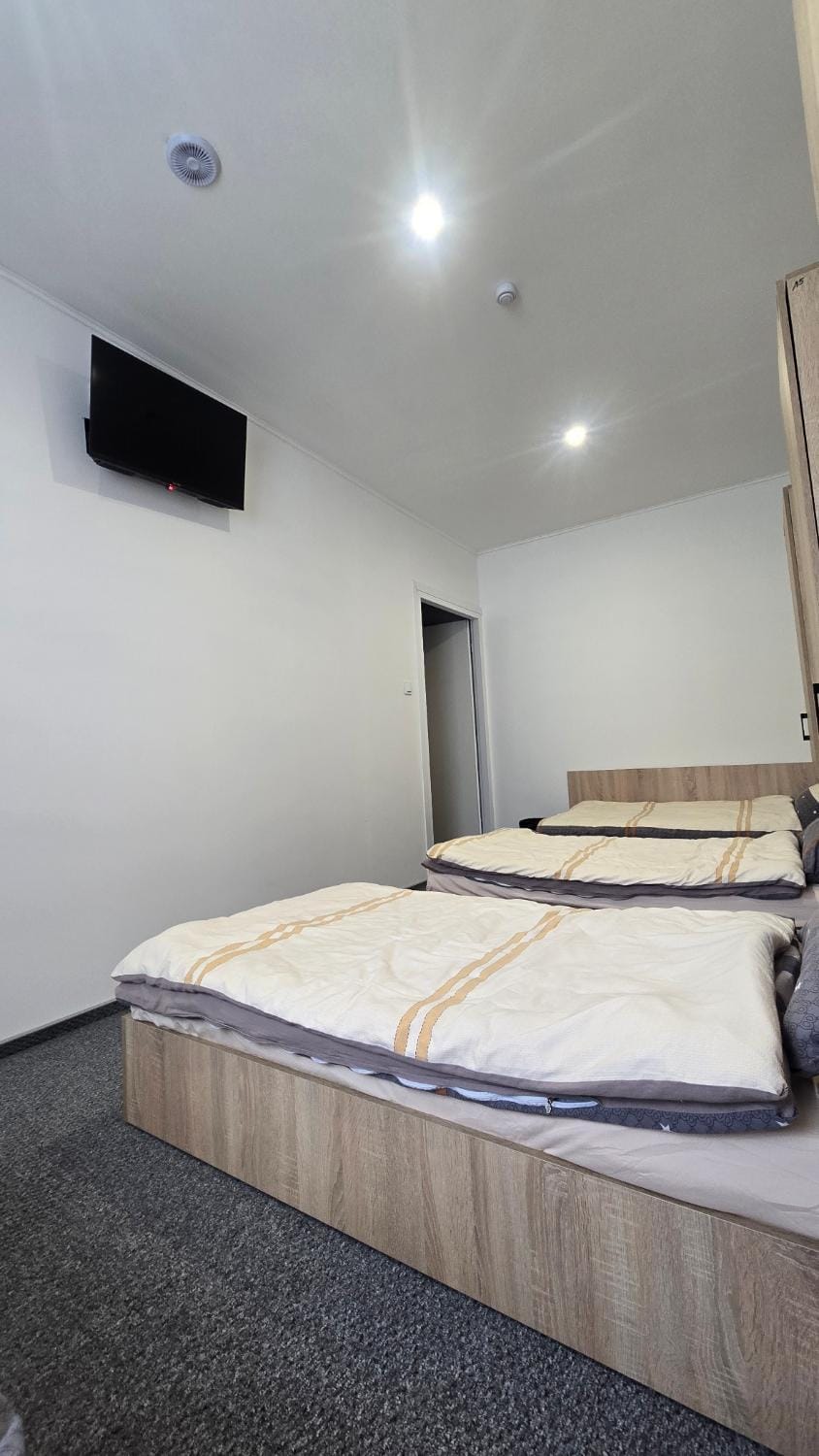 Pokoje gościnne GOOD NIGHT apartamenty, noclegi Hostel in Lesser Poland Voivodeship