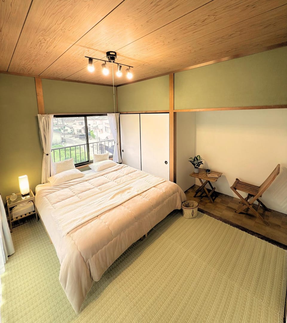 Property building, Bed, Balcony/Terrace, Bedroom, air conditioner