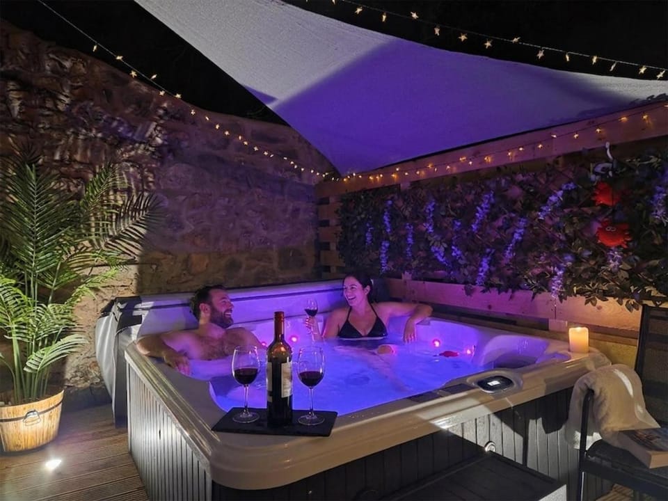 Wonderland Berwick 5-bedrooms Pet-friendly cottage with the Hot tub House in Berwick-upon-Tweed