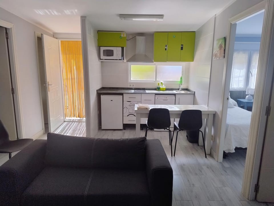 Kitchen or kitchenette, Dining area, air conditioner