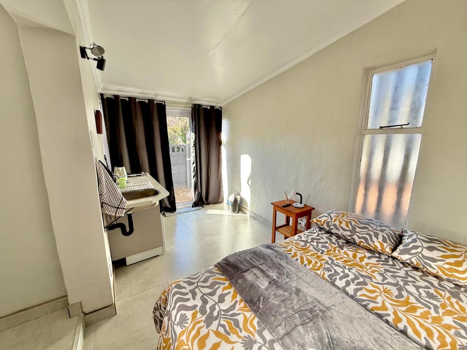 Bed, Kitchen or kitchenette, Bedroom