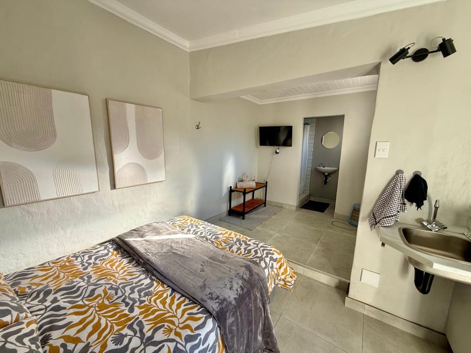 Bed, TV and multimedia, Photo of the whole room