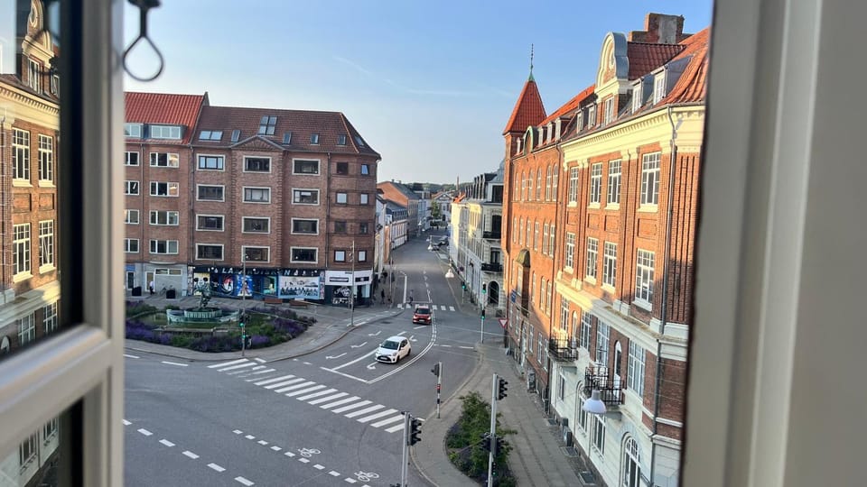 Neighbourhood, View (from property/room), View (from property/room), City view, City view, Street view, Location