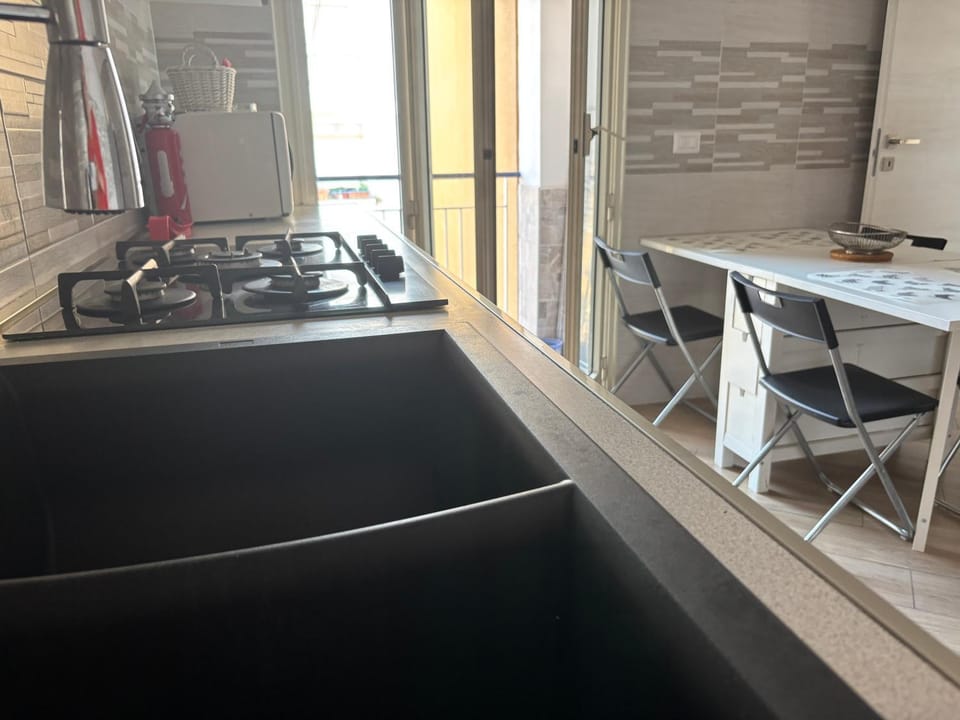 Kitchen or kitchenette, Dining area, stove