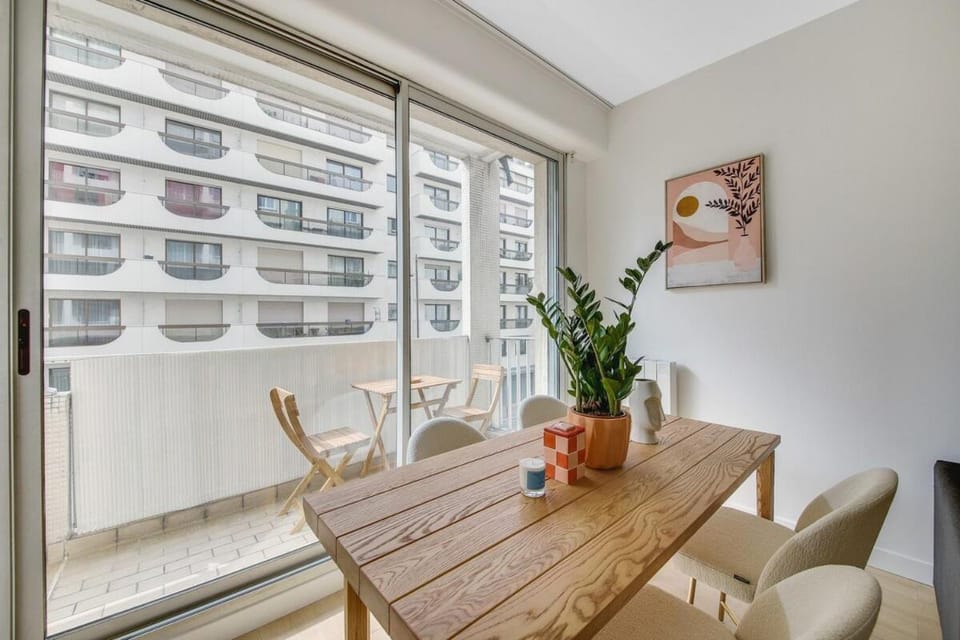 View (from property/room), Balcony/Terrace, Living room, Seating area, Dining area