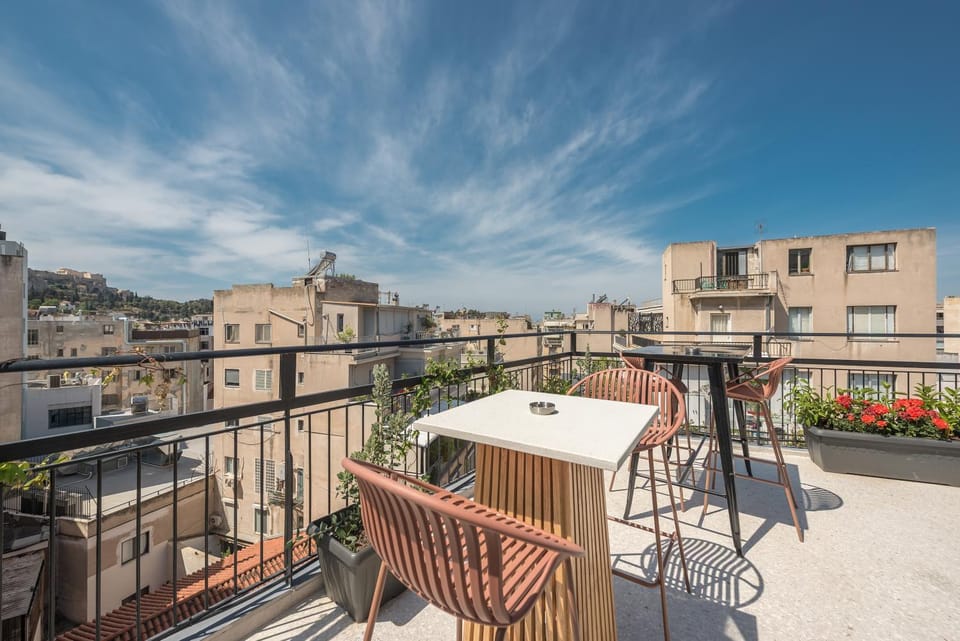 Property building, Balcony/Terrace, Dining area, City view, Landmark view