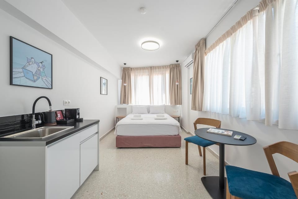 Bed, Coffee/tea facilities, Kitchen or kitchenette, Photo of the whole room, Seating area, Dining area, Bedroom, minibar, toaster