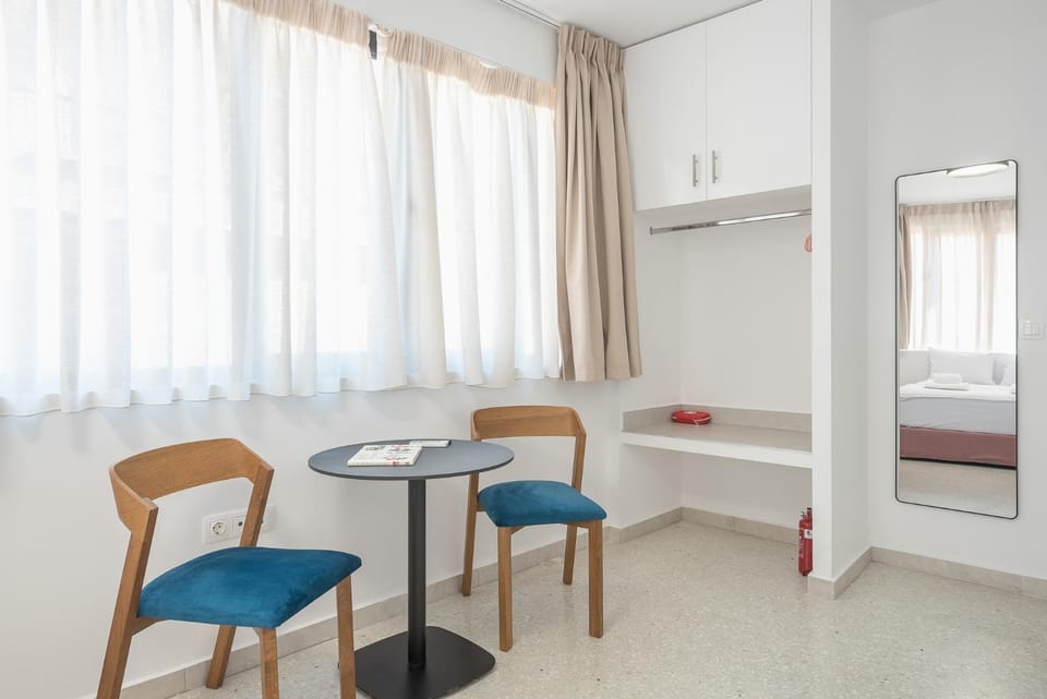 Kitchen or kitchenette, Seating area, Dining area, wardrobe