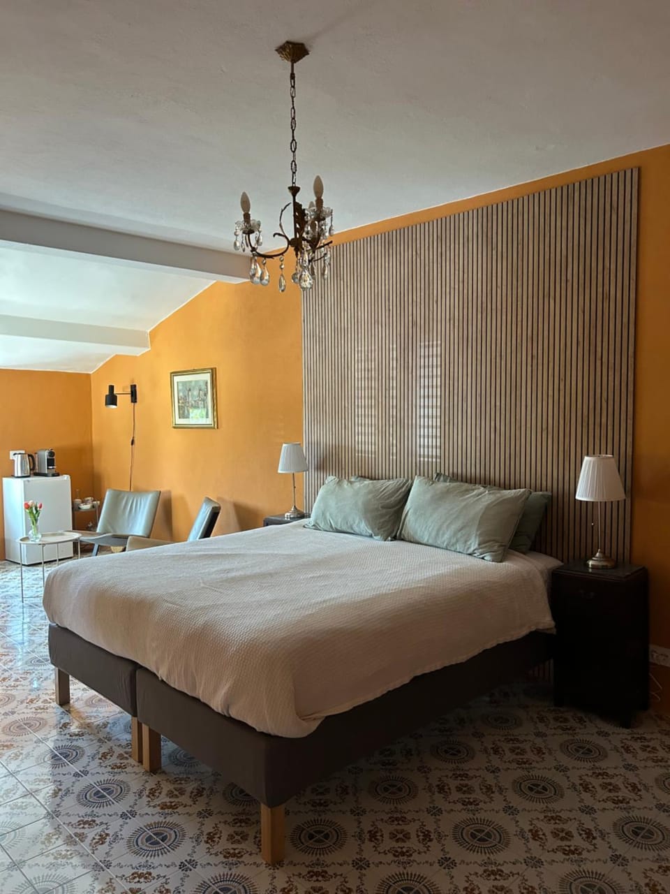 Bed, Photo of the whole room, Seating area, Bedroom