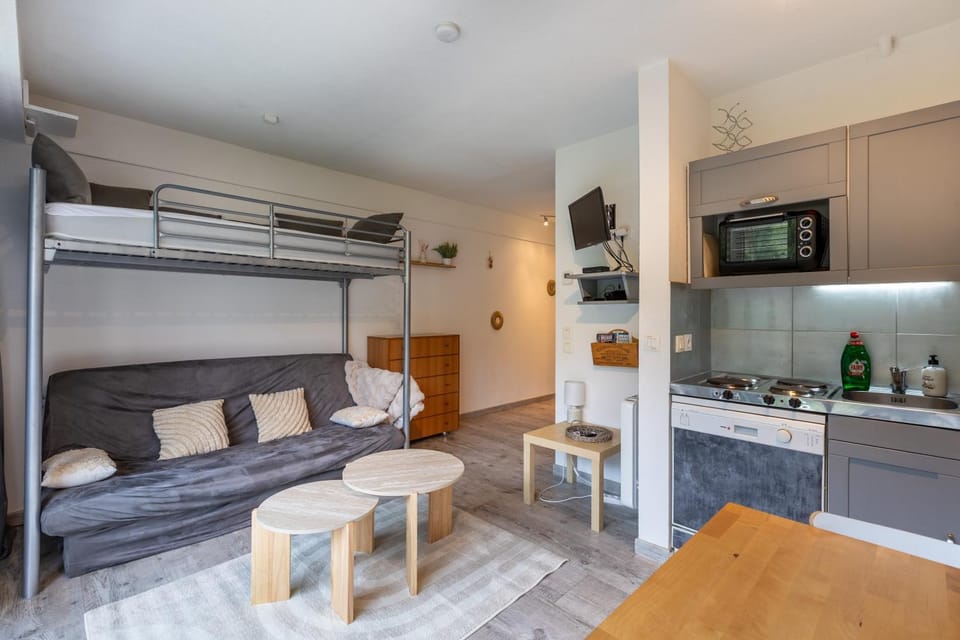 Bed, Living room