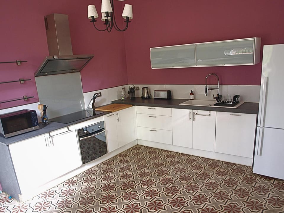 Coffee/tea facilities, microwave, oven, stove, toaster, kitchen