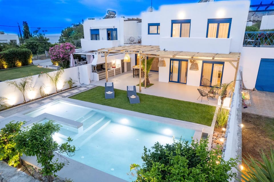 Property building, Pool view, Swimming pool, sunbed