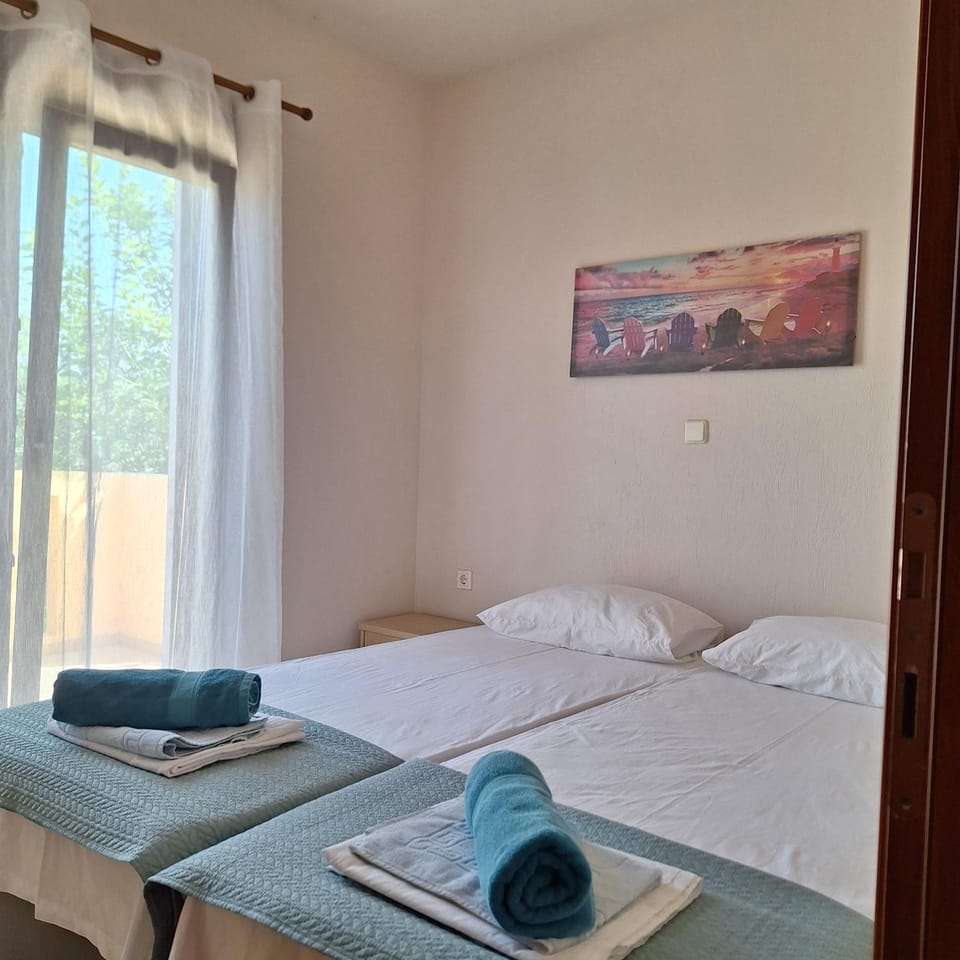 Bed, Bedroom, towels