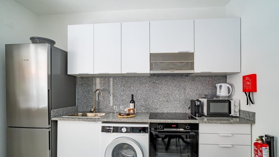 Coffee/tea facilities, Kitchen or kitchenette, oven, stove, toaster, washing machine