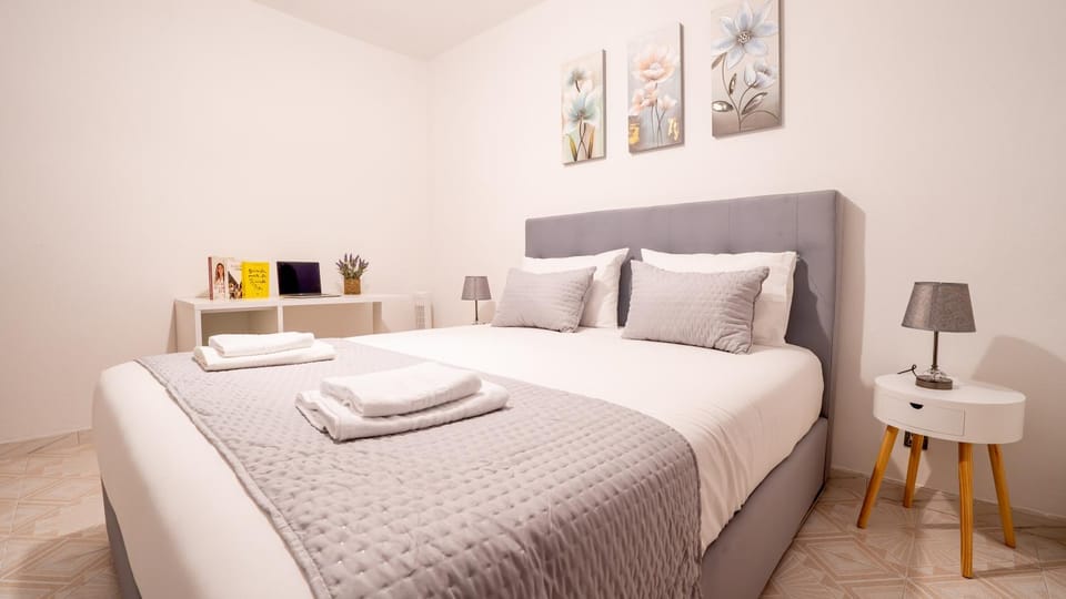 Bed, Photo of the whole room, Bedroom, towels