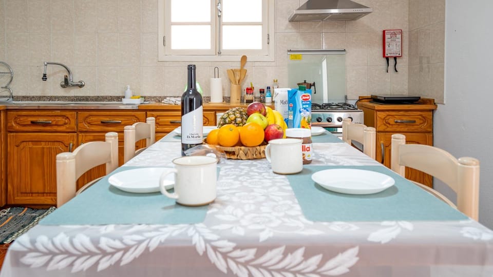 Kitchen or kitchenette, Food and drinks, Dining area