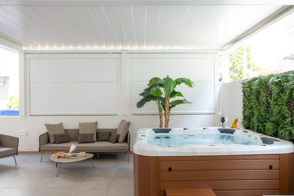 Hot Tub, Seating area, Swimming pool, Bath