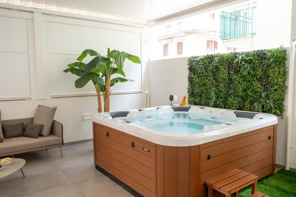 Hot Tub, Swimming pool