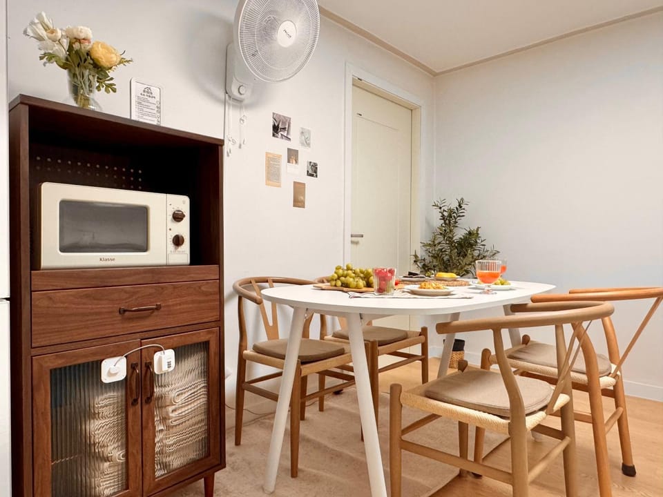 Kitchen or kitchenette, Dining area