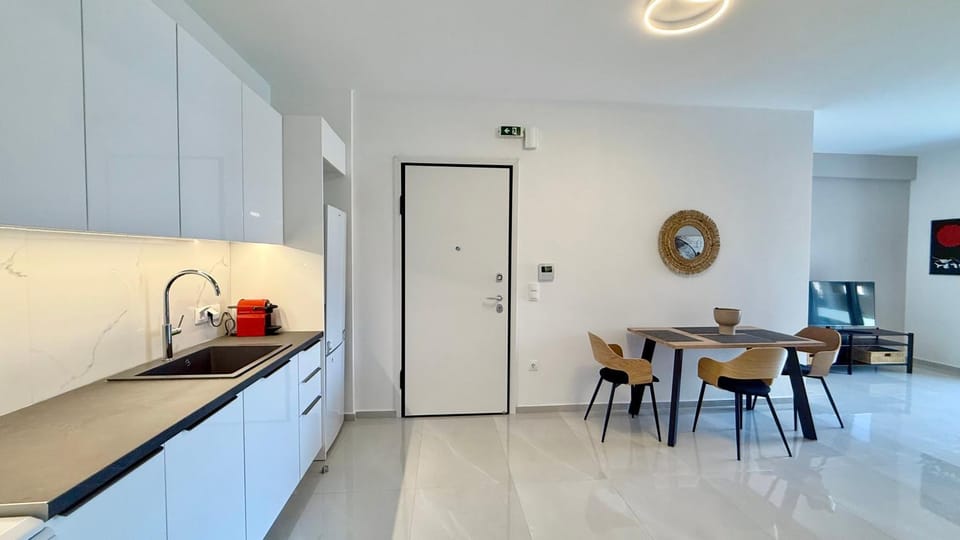 Kitchen or kitchenette, Dining area, oven