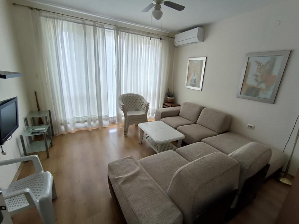 TV and multimedia, Living room, Seating area, air conditioner