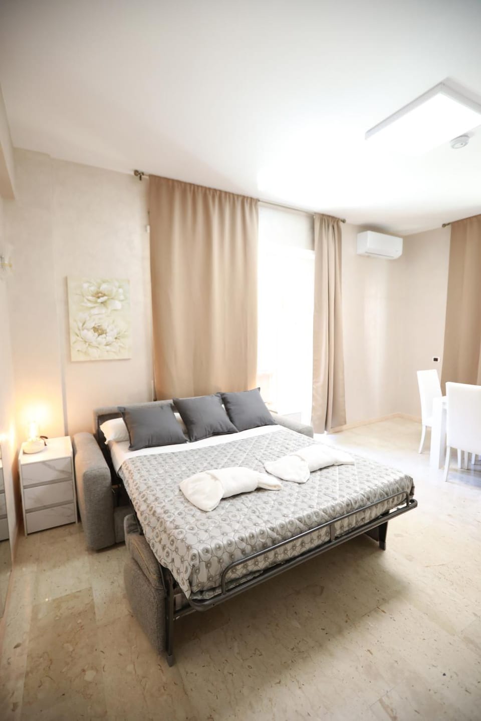 Bed, Balcony/Terrace, Photo of the whole room, Seating area