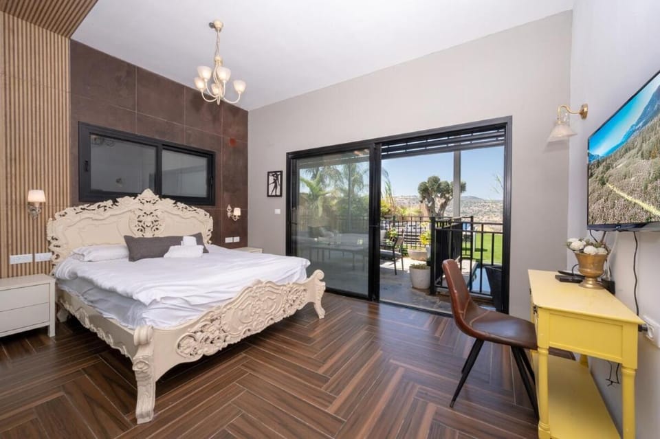 Bed, TV and multimedia, Balcony/Terrace, Living room, Seating area, Bedroom
