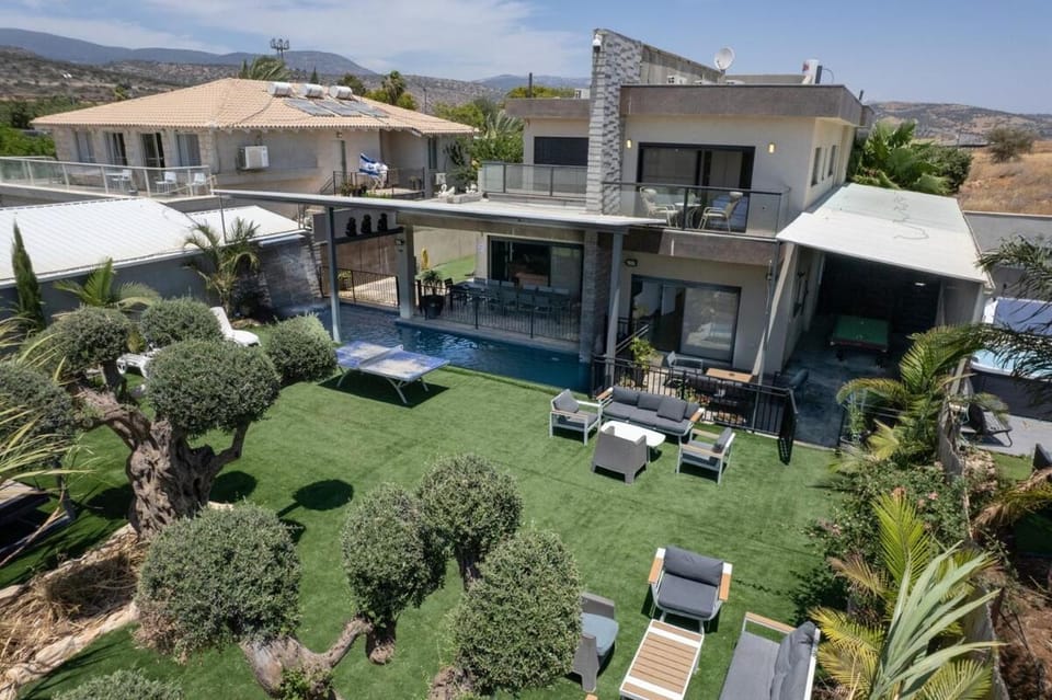 Property building, Patio, Day, Natural landscape, Bird's eye view, Garden view, Mountain view, Pool view, Swimming pool, sunbed
