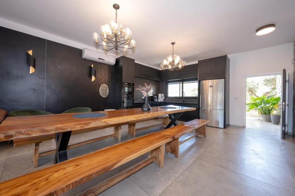 Kitchen or kitchenette, Seating area, Dining area