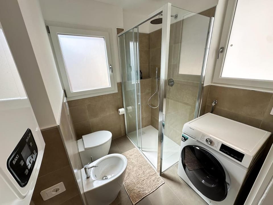 Shower, Toilet, Bathroom, bidet, washing machine, dryer