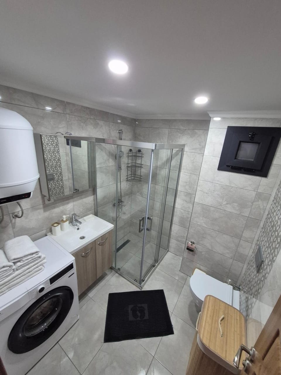 Shower, Toilet, Bathroom, towels, washing machine