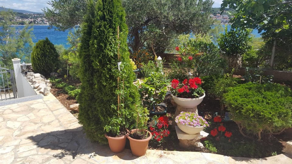 Apartments Iva Alla Apartment in Okrug Gornji