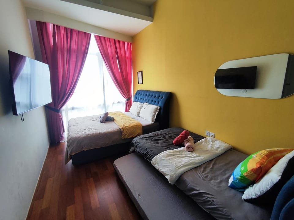 Bed, TV and multimedia, Photo of the whole room, Bedroom
