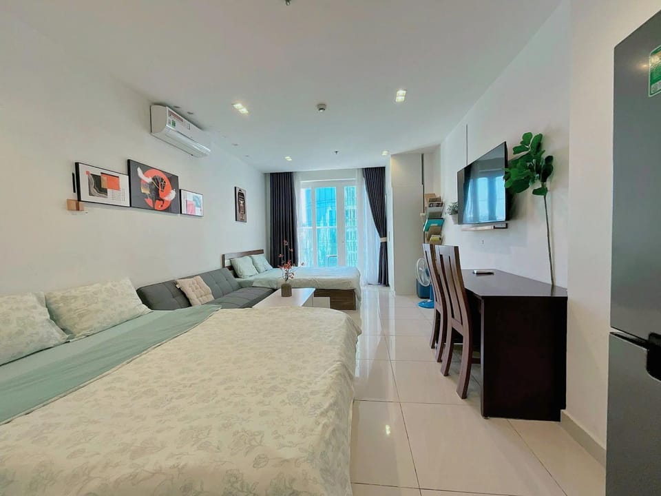 Bed, Living room, Seating area, Evening entertainment, Bedroom