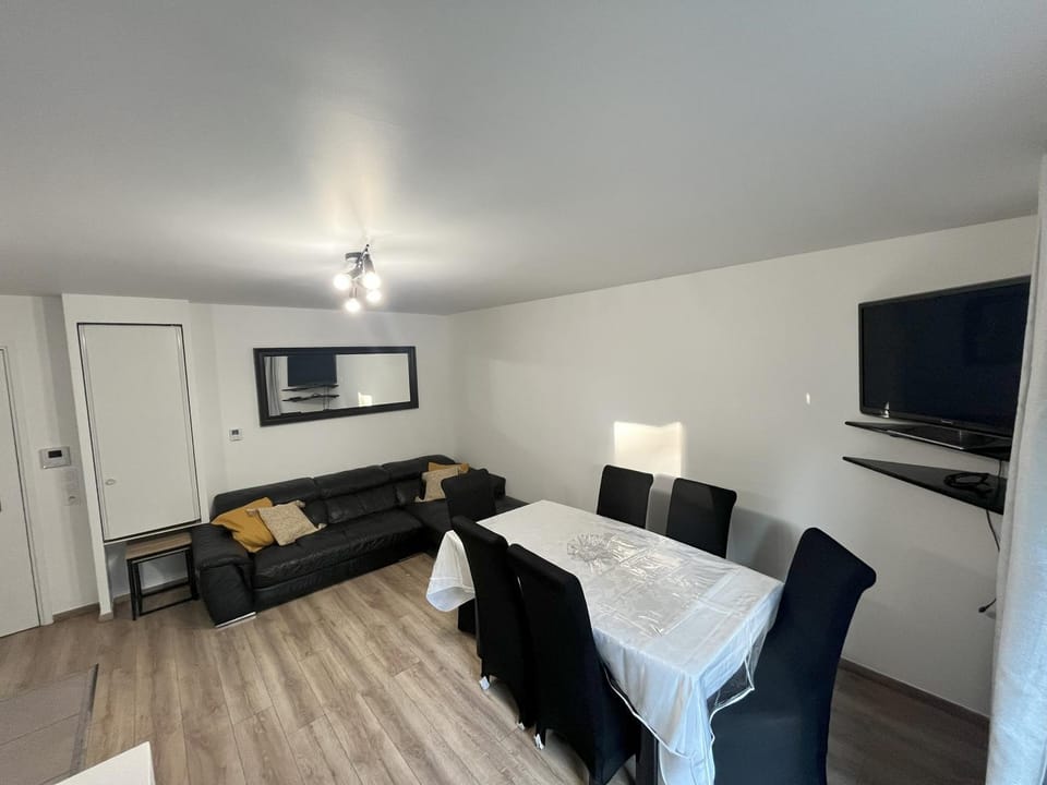 Communal lounge/ TV room, TV and multimedia, Living room, Seating area, Dining area