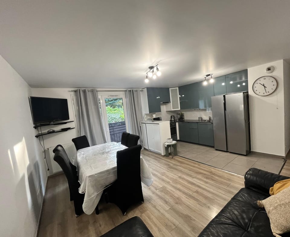 Communal lounge/ TV room, TV and multimedia, Kitchen or kitchenette, Living room, Seating area, Dining area, minibar, oven, stove