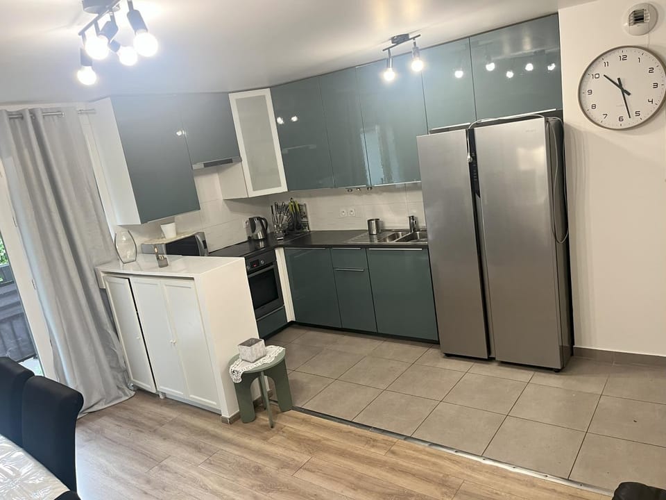 Kitchen or kitchenette, minibar, oven, stove