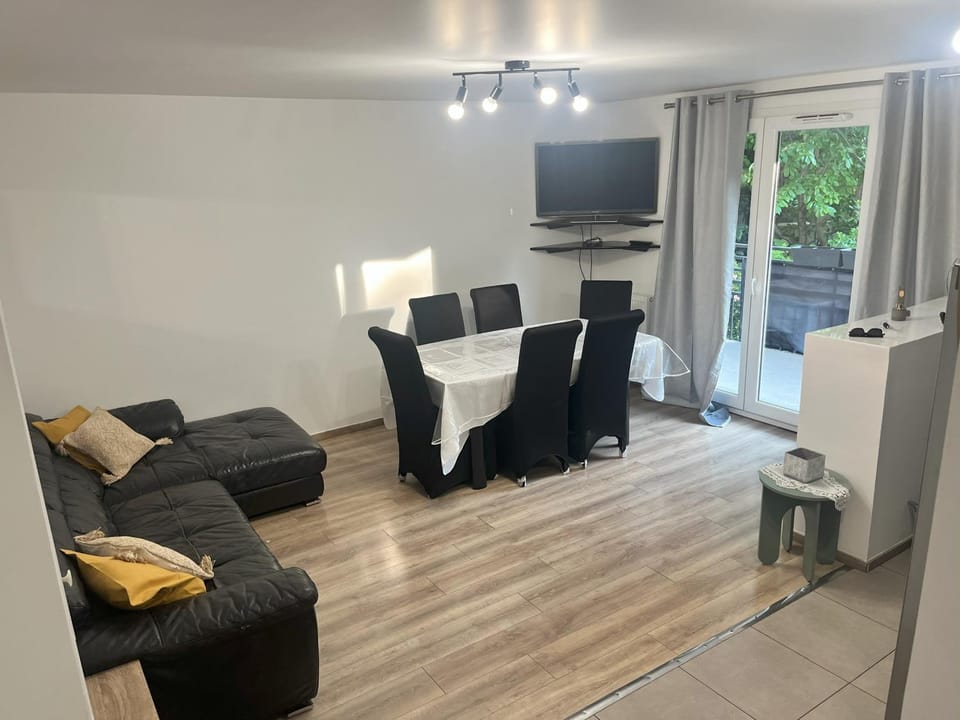 Communal lounge/ TV room, TV and multimedia, Kitchen or kitchenette, Living room, Lounge or bar, Seating area, Dining area
