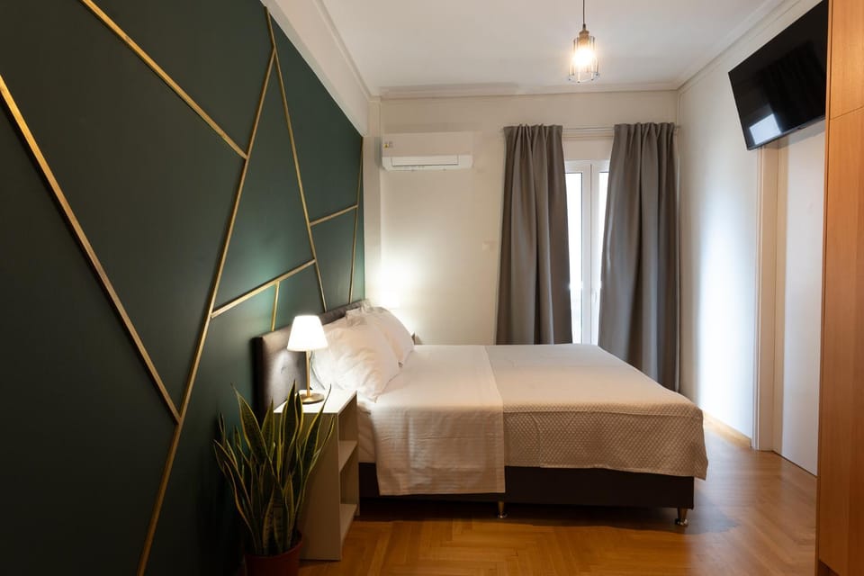 Bed, TV and multimedia, Photo of the whole room, Bedroom