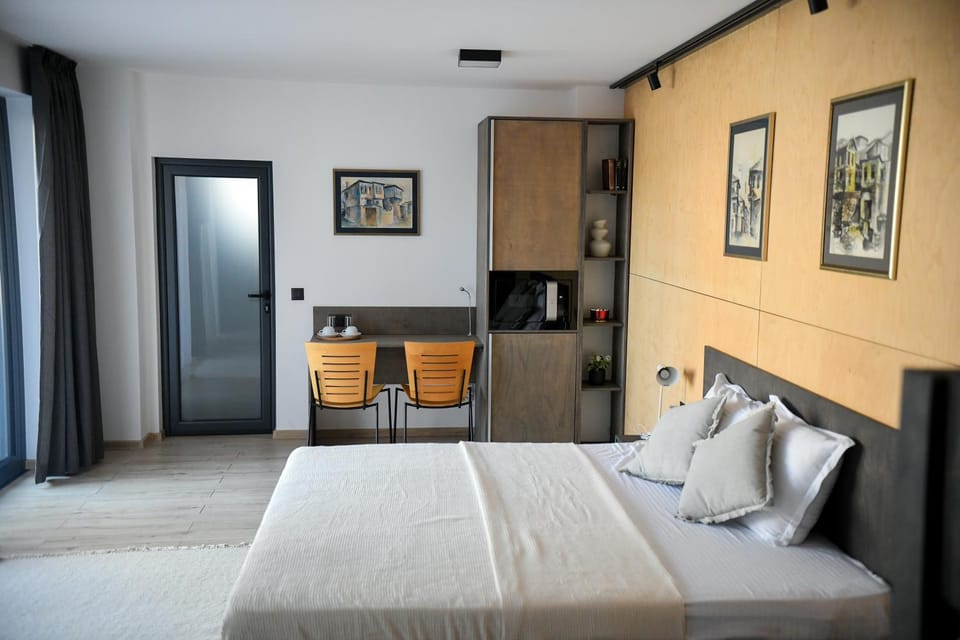 Bed, Seating area, Bedroom