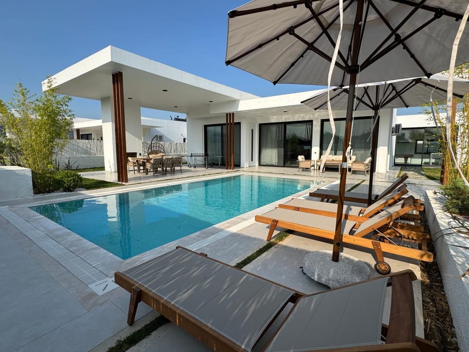 Property building, Patio, Day, Natural landscape, Pool view, Swimming pool, sunbed