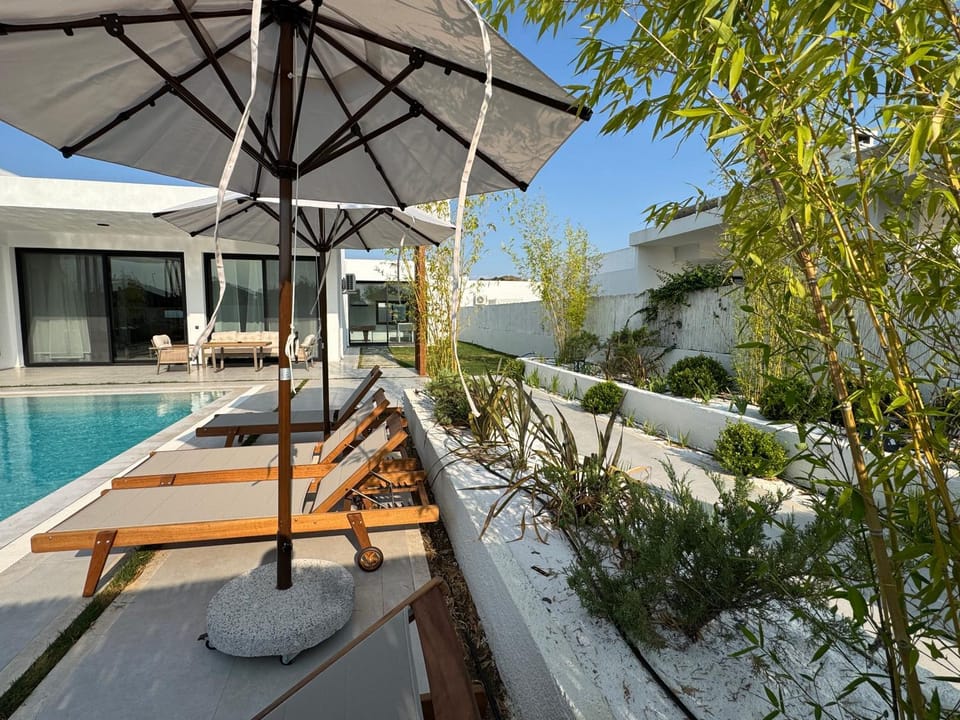 Property building, Patio, Day, Natural landscape, Garden, Garden view, Pool view, Swimming pool, sunbed