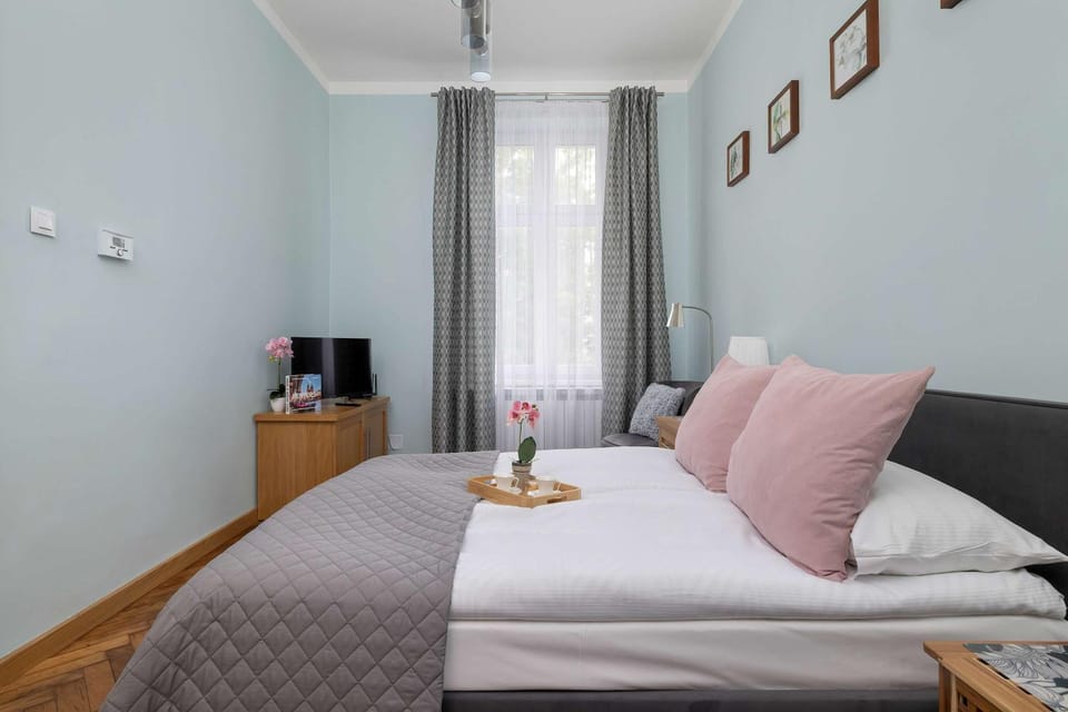 Bed, TV and multimedia, Living room