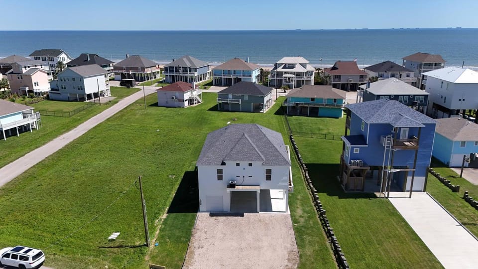 4BR Beach Haven - Deck, Gourmet Kitchen, Tiki Bar Fun House in Bolivar Peninsula