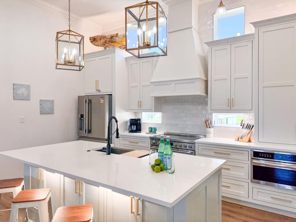 4BR Beach Haven - Deck, Gourmet Kitchen, Tiki Bar Fun House in Bolivar Peninsula
