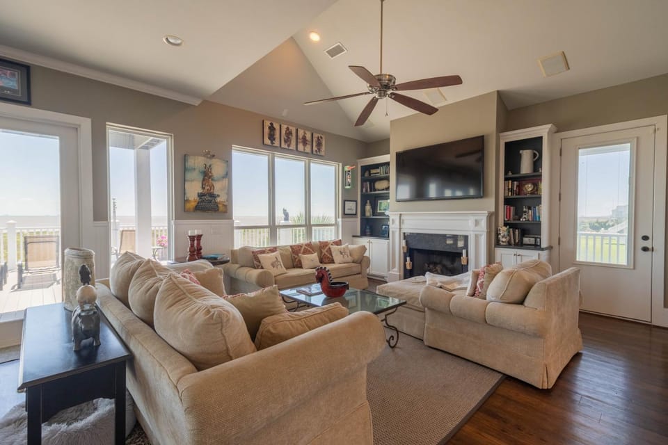 Beachfront 4BR - Pickleball, Gameroom, Luxury Gated Community! House in Texas City